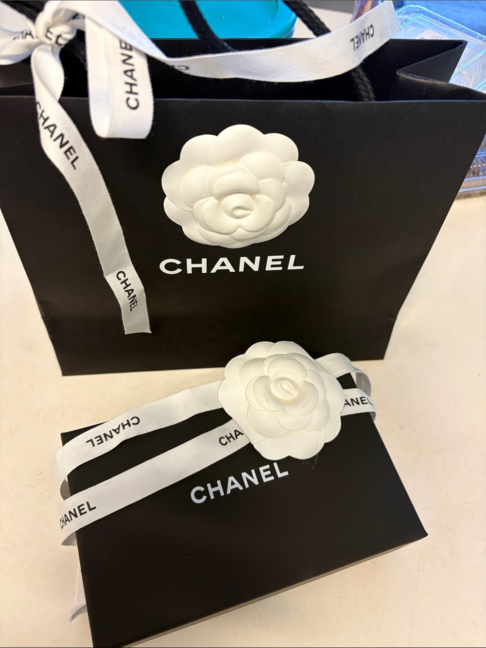 Trade holdCHANEL Black and White Gift Set
